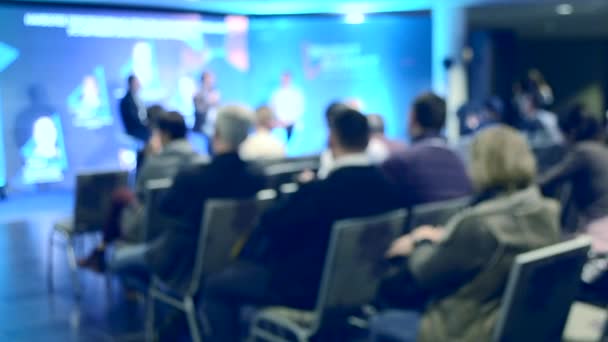 Veel mensen zitten in de zaal publiek luisteren naar presentatie Hoorcollege — Stockvideo