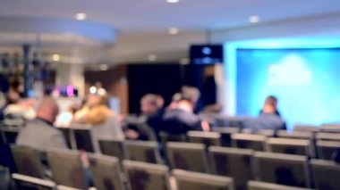 Birçok kişi için sunu ders dinleme salonu seyirci oturuyor