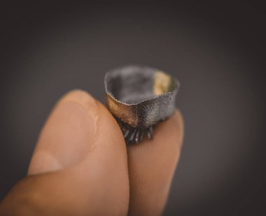 Metal 3d yazıcı makrosu üzerine basılmış küçük nesne.