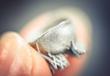 Metal 3d yazıcı makrosu üzerine basılmış küçük nesne.