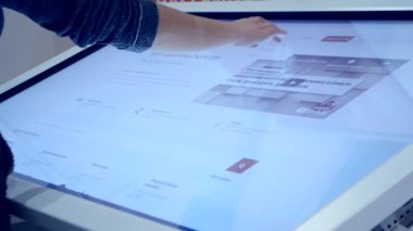 Kız çizim parmakları ile büyük dokunmatik ekranda hareket