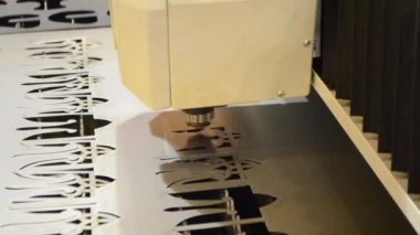 Lazer ışını sac imalatında keser..