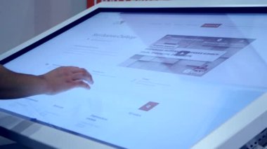 Kişinin çalıştığı bir büyük ekran sensörü