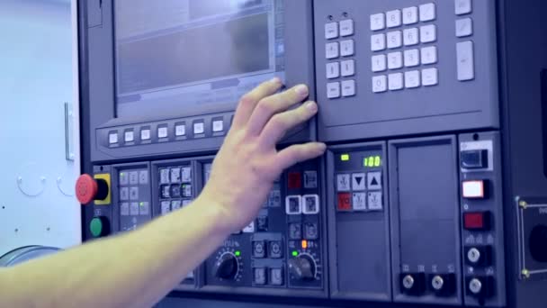 Man aan het werk op het control panel werkt met een industriële machine close-up. — Stockvideo