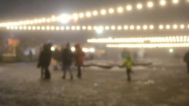 İnsanlar ışığı altında çelenk lambalar akşam yürüyüş