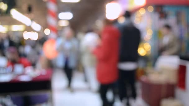 사람들이 쇼핑몰에 흐리게 추상적인 배경입니다 사람들의 흐린된 보기입니다 사람들이 쇼핑몰 — 비디오
