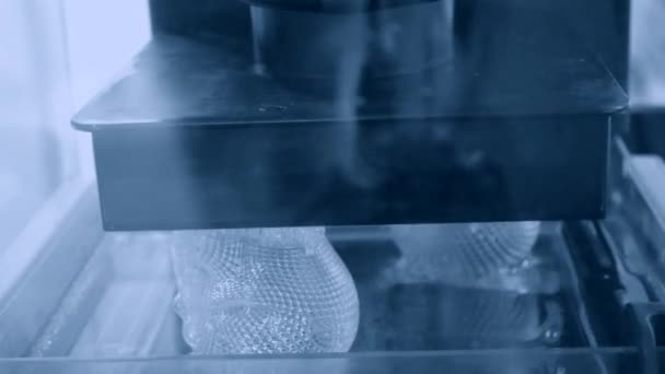 Imprimante 3D créant la forme par polymérisation UV . — Video