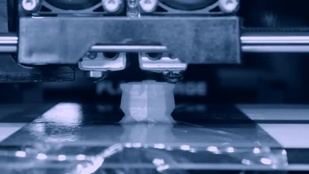 Αυτόματη τρισδιάστατη 3d εκτυπωτή εκτελεί πλαστικό. — Αρχείο Βίντεο