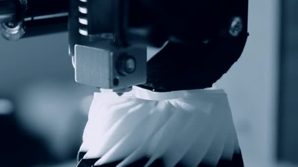Impresora 3D moderna que imprime un objeto de la fundición en caliente . — Vídeos de Stock