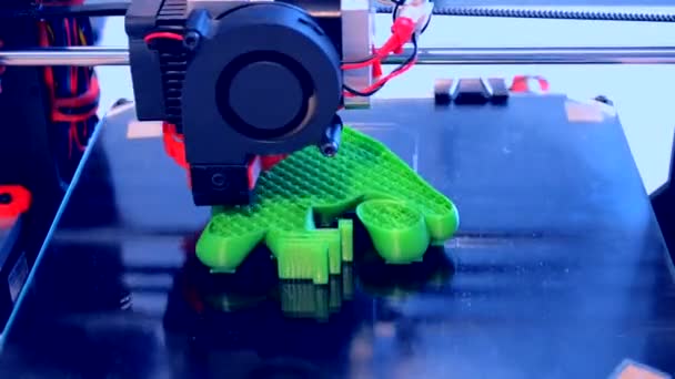 Moderner 3D-Drucker, der ein Objekt aus der heißen Schmelze druckt. — Stockvideo