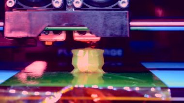 Otomatik üç boyutlu 3D yazıcı plastik gerçekleştirir.