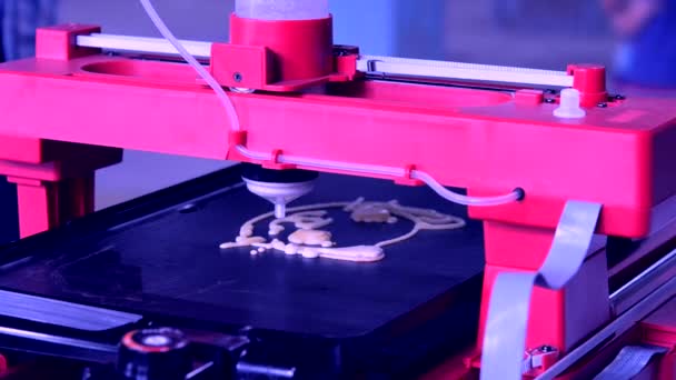 3D-printer afdrukken pannenkoeken met vloeibaar deeg verschillende vormen close-up. — Stockvideo