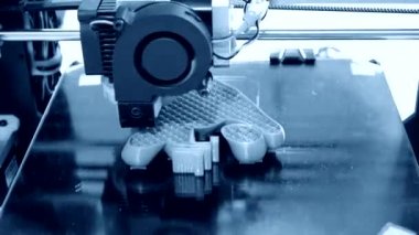 Otomatik üç boyutlu 3D yazıcı plastik gerçekleştirir