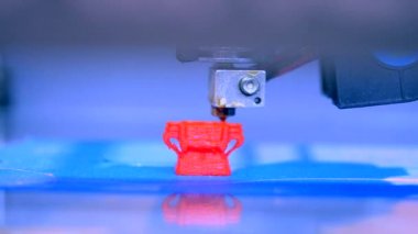 3D yazıcı çalışıyor. Birleşmiş depozito modelleme