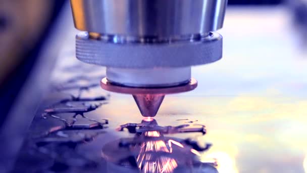 ファイバーレーザー機金属切削のクローズ アップ レーザー光は 製造に板金をカットします 産業技術 生産プロセス — ストック動画