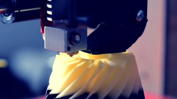 La stampante 3D automatica esegue la modellazione plastica in laboratorio . — Video Stock