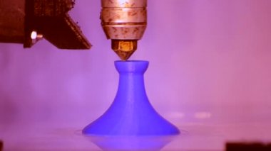 Otomatik 3d printerlere harcama maddeler plastik modelleme laboratuvarda gerçekleştirir..