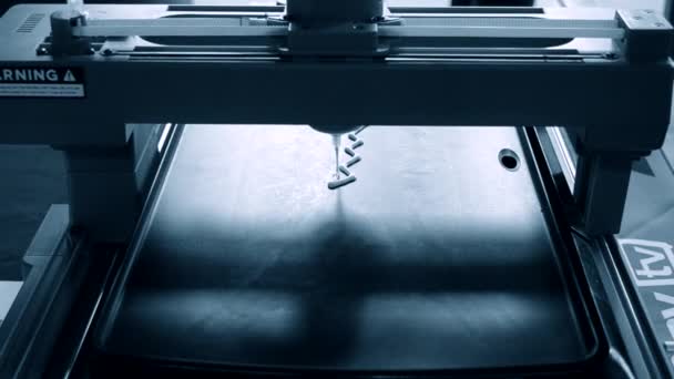 3D-printer afdrukken pannenkoeken met vloeibaar deeg verschillende vormen close-up. — Stockvideo