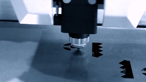Een laserstraal snijdt het plaatwerk bij de vervaardiging. — Stockvideo
