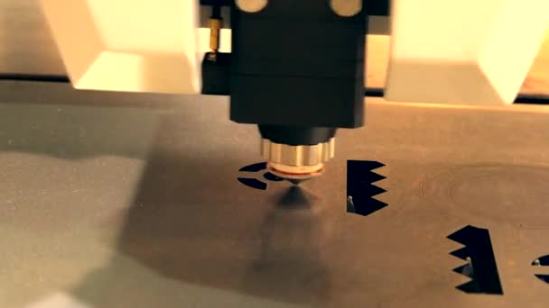 Un raggio laser taglia la lamiera nella fabbricazione . — Video Stock