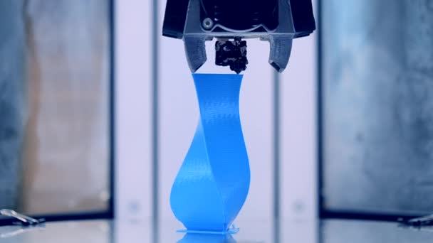 Automatische 3D-printer uitvoert kunststof modelleren in laboratorium. — Stockvideo