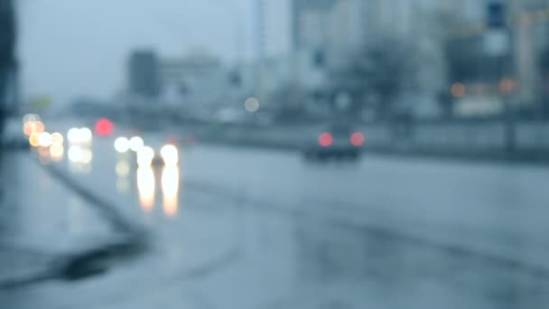 Suddig abstrakt bakgrund trafik bilar på gatan i skymningen. — Stockvideo