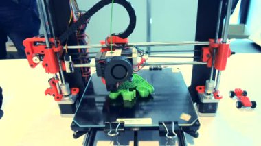 Otomatik 3d printerlere harcama maddeler plastik modelleme laboratuvarda gerçekleştirir..