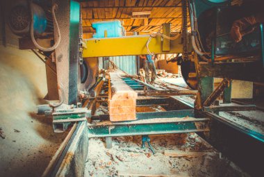 Kereste fabrikası. Yel değirmeninin kola makinesi günlüklerinde işleme işlemi t testereleri