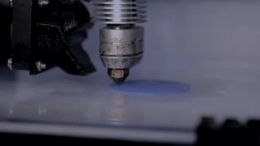 3D yazıcı çalışıyor. Birleşmiş depozito modelleme, FDM. 3B yazıcı yazdırma