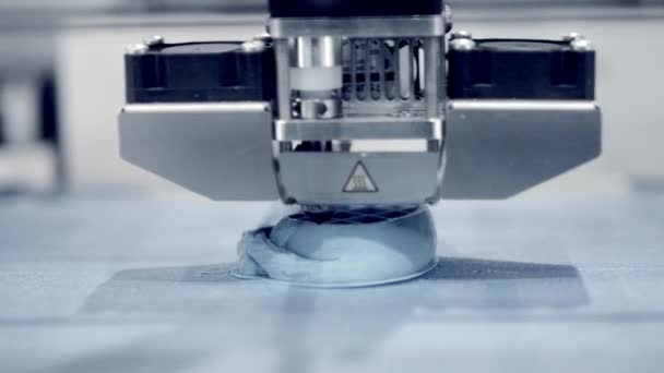 Automatisk tredimensionell 3D-skrivare utför plast. — Stockvideo