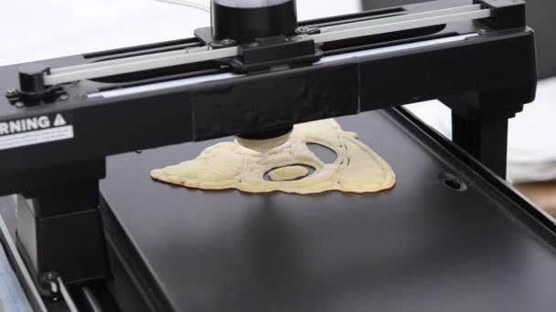 3D printer for liquid dough. 3D printer printing pancakes — Stock Video