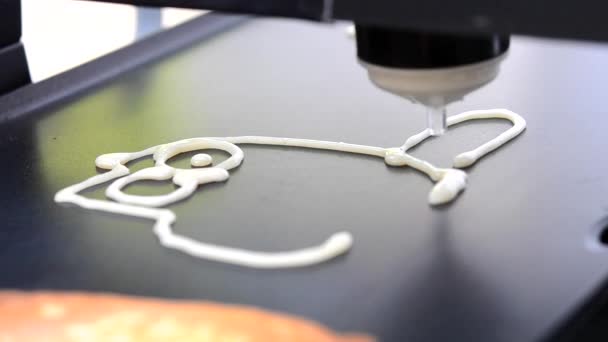 3D-printer voor vloeibaar deeg. 3D-printer afdrukken pannenkoeken — Stockvideo