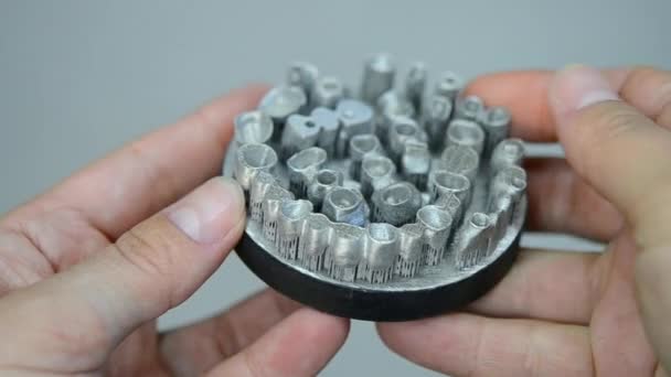 Стоматологічні коронки, надруковані на металевому 3d принтері лазерного спікання — стокове відео