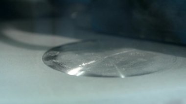 Metal, lazer etkisi altında istenen şekle dönüşür.