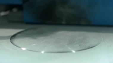 Metal, lazer etkisi altında istenen şekle dönüşür.