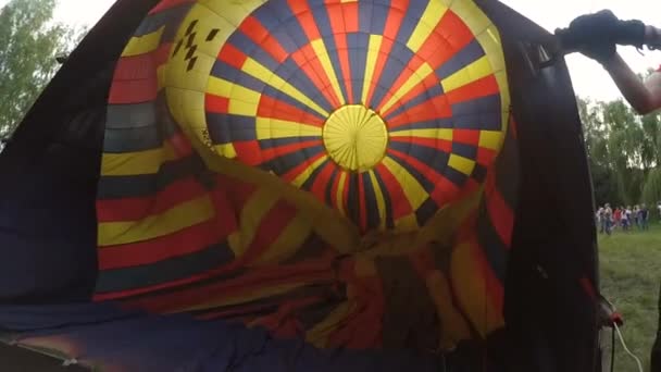 Inflação de um grande aerostato de balão que se encontra no solo . — Vídeo de Stock