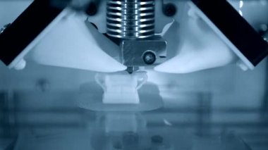 3D yazıcı çalışıyor. Birleşmiş depozito modelleme