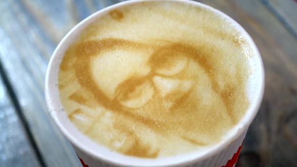 Dibujo de una cara de mujer en un café con leche de espuma creado por una impresora 3D — Vídeo de stock