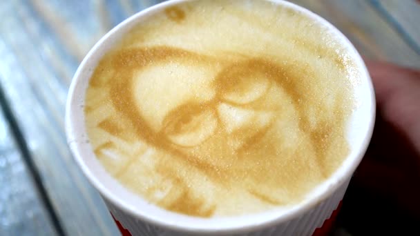 Drawing of a womans face on a foam coffee latte created by a 3D printer — Stock Video