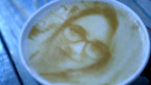 Kreslení obličeje Zenske na pěny káva latte vytvořené na 3d tiskárně — Stock video