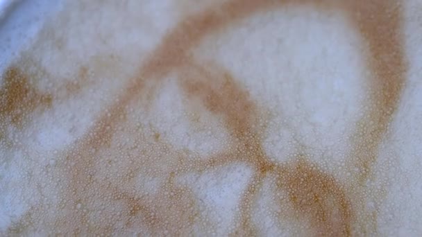 Dibujo de una cara de mujer en un café con leche de espuma creado por una impresora 3D — Vídeo de stock