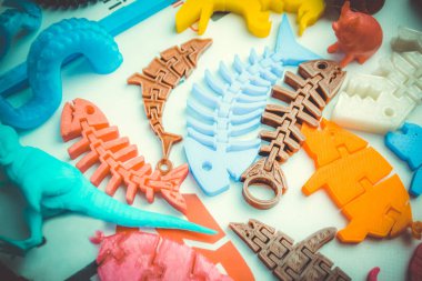 3D basımevinde modelleri. Parlak renkli nesneleri basılır