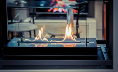 Modern bio fireplot etanol gaz yakın çekim üzerinde