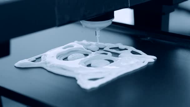 3D-printer voor vloeibaar deeg. 3D-printer afdrukken pannenkoeken met vloeibaar deeg — Stockvideo