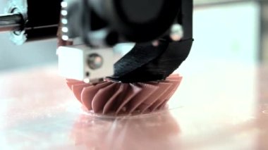 3D yazıcı çalışıyor. Birleşmiş depozito modelleme