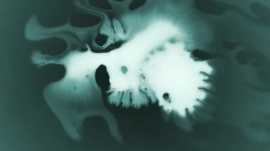 Güzel mor mürekkep damla beyaz ıslak pürüzsüz yüzeyi Yayilim.