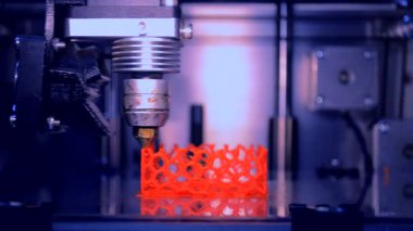 3D yazıcı çalışıyor. Birleşmiş depozito modelleme,