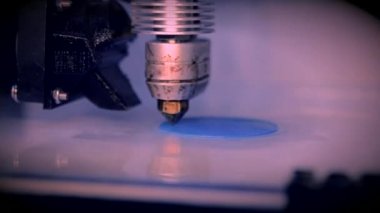 3D yazıcı çalışıyor. Birleşmiş depozito modelleme