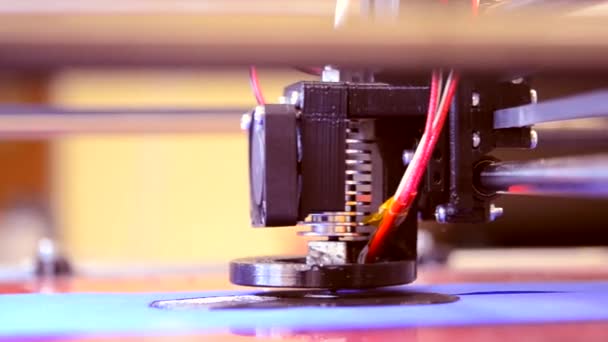 3D printer werkt. Modellering van gesmolten depositie, — Stockvideo