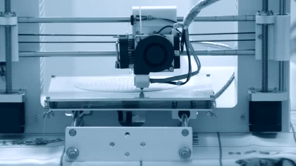 3D printer werkt. Modellering van gesmolten depositie — Stockvideo